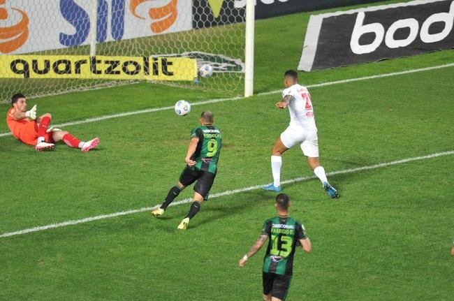 Gabriel Novaes ampliou para o Bragantino no segundo tempo e fechou o placar: 2 a 0 sobre o Amrica no Independncia
