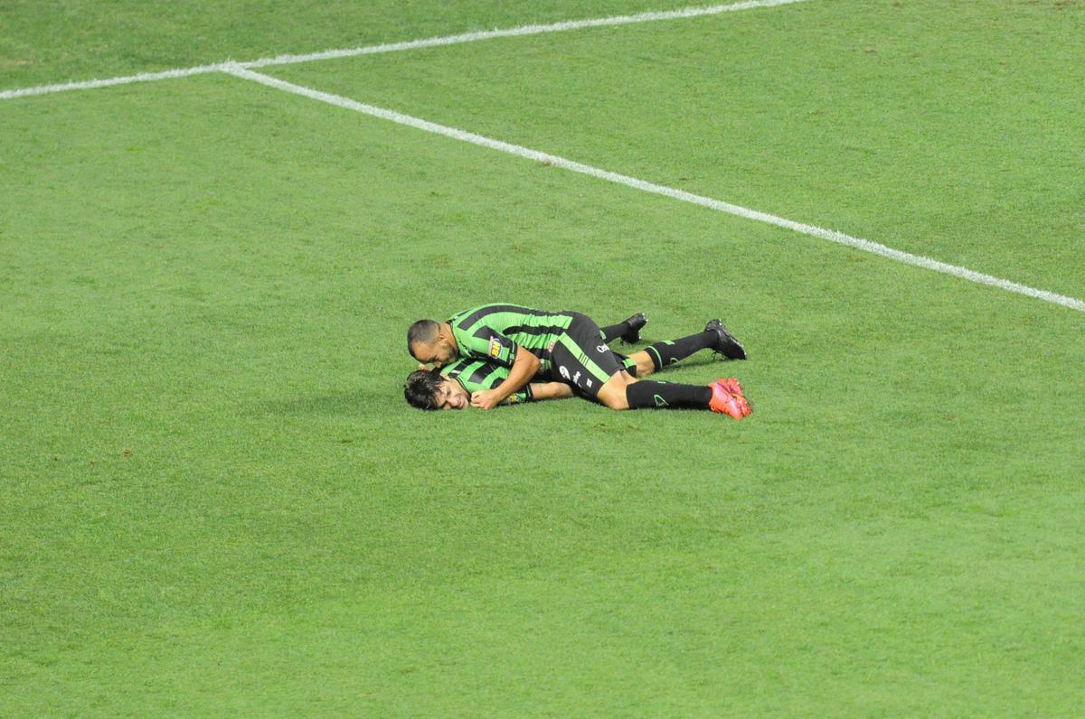 Fotos do duelo entre Amrica e Ponte Preta, no Independncia, em Belo Horizonte, em jogo de volta da quarta fase da Copa do Brasil