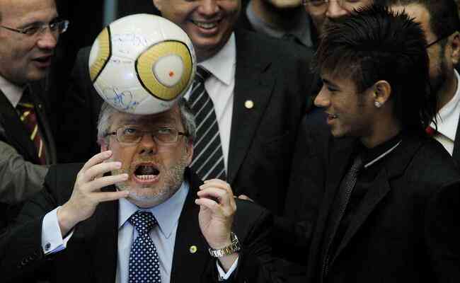 Ento presidente da Cmara, Marco Maia brincou com a bola presenteada pelo Santos, ao lado de Neymar