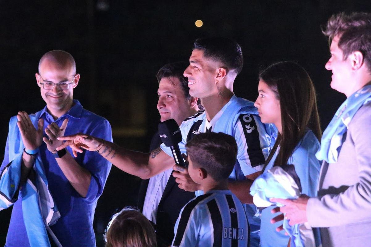 Luis Surez foi apresentado na Arena Grmio nesta quarta-feira (4/1)