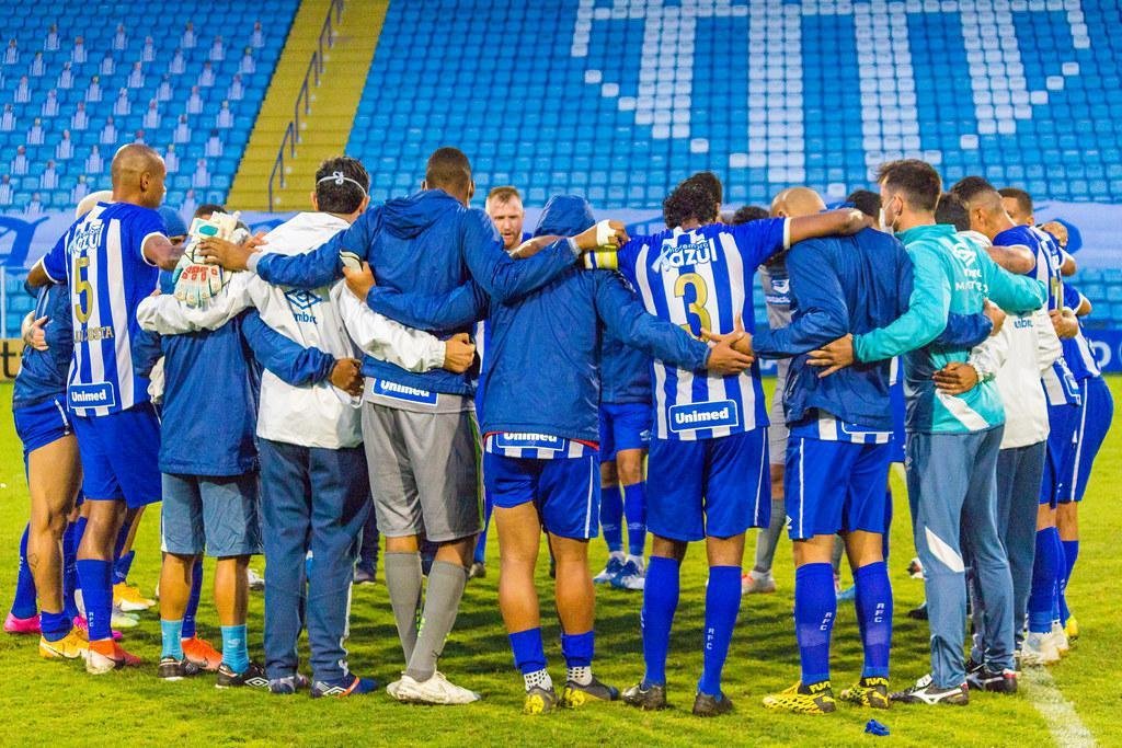 O Avaí é o oitavo melhor mandante da Série B, com 61,11% de aproveitamento. Em 12 jogos, venceu sete, empatou um e perdeu quatro, com 15 gols marcados e 13 sofridos. Sétimo colocado (36), o time de Santa Catarina somou 22 dos 36 pontos disputados em casa.