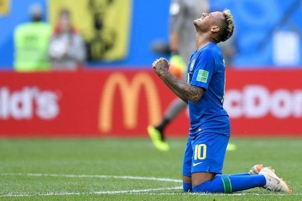 Neymar chorou após marcar o segundo gol do Brasil na vitória por 2 a 0 sobre a Costa Rica