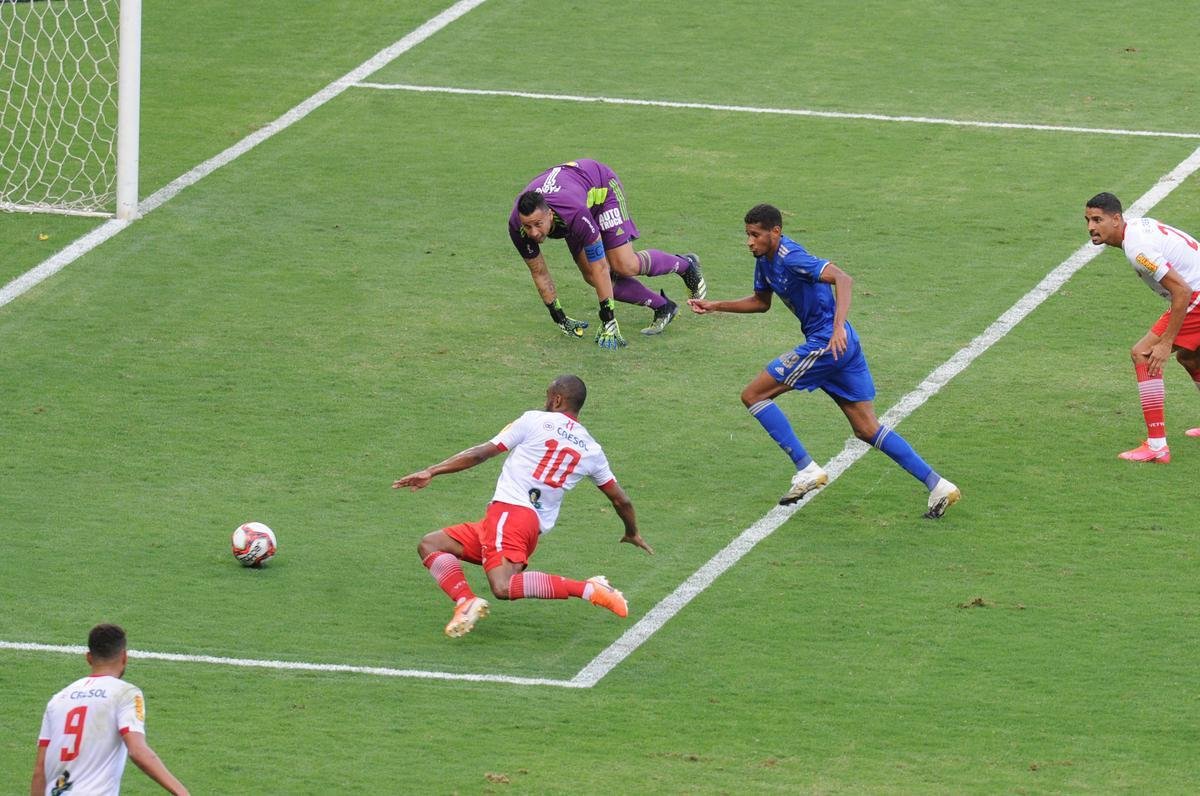 Fotos do empate por 0 a 0 entre Cruzeiro e Tombense, no Mineiro, em Belo Horizonte, pela sexta rodada do Campeonato Mineiro de 2021. Goleiro cruzeirense Fbio pegou um pnalti cobrado por Paulinho Dias e evitou o revs.