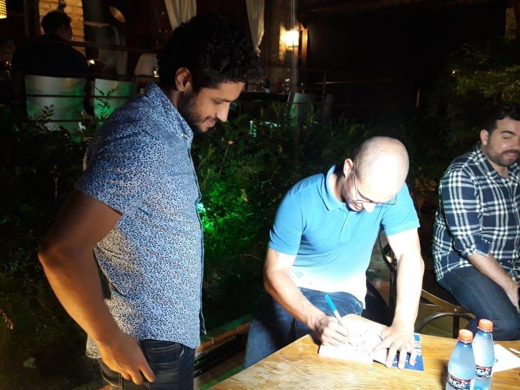 'Quem viveu 2003, ter boas recordaes. Quem no viveu e apenas ouviu as histrias, ter mais uma situao para ler e entender um pouquinho o que houve'. Com essas palavras, Alex convocou os torcedores do Cruzeiro a prestigiarem a obra '2003, a Trplice Histria de um Time Mgico', que conta a histria do elenco que encantou o pas e deu show em trs competies: Campeonato Mineiro, Copa do Brasil e Campeonato Brasileiro. Comercializado por R$ 39,90, o livro de 138 pginas, escrito pelo ex-camisa 10 em parceria com o jornalista Anderson Olivieri, foi lanado na noite desta segunda-feira, na Pizzaria Villa Floriano, Bairro de Santa Efignia, na Regio Leste de Belo Horizonte. Entre vrias personalidades que prestigiaram o evento esto o zagueiro Leo, os ex-jogadores Ricardinho, Augusto Recife, Sandro, Leandro e Ruy e o preparador fsico Antnio Mello.