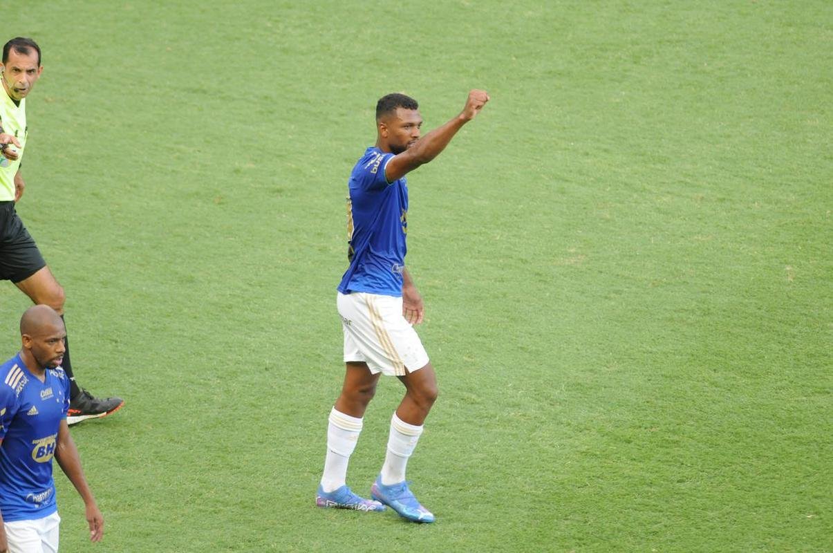 Cruzeiro goleou URT por 3 a 0 no Independncia com gols de Thiago, Machado e Edu em sua estreia no Mineiro. Ronaldo, dono da SAF, assistiu  partida no Horto. Duelo marcou estreia do tcnico uruguaio Paulo Pezzolano