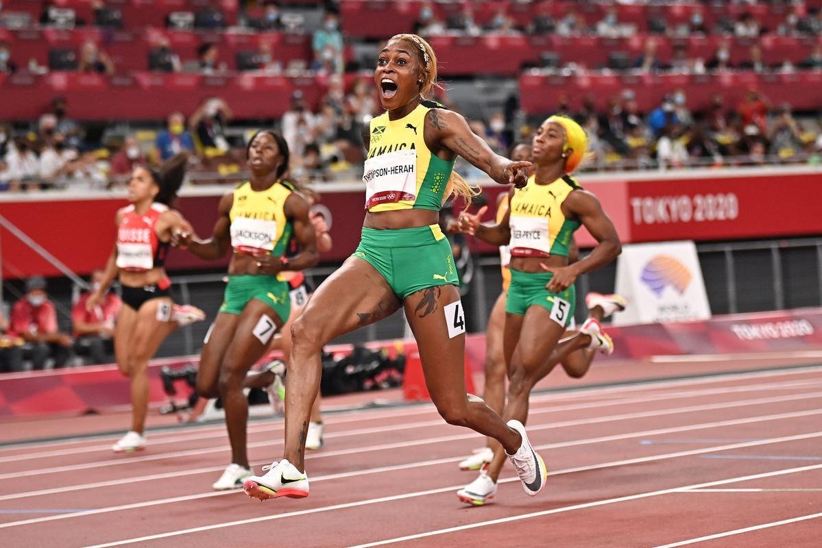 Fotos espetaculares da vitria da jamaicana Elaine Thompson-Herah nos 100m rasos dos Jogos Olmpicos de Tquio com o tempo de 10s61. A velocista quebrou o recorde olmpico e comandou o pdio jamaicano ao lado de Ann Fraser-Pryce, prata, e Shericka Jackson, bronze.