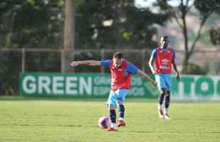 Cruzeiro se reapresentou aps estreia na Copa Libertadores e iniciou sua preparao para o clssico de domingo, s 11h, no Independncia, contra o Atltico, pela nona rodada do Mineiro. As novidades foram as presenas do atacante Sass e do zagueiro Cac, da base. Fred foi vetado devido a um estiramento na panturrilha direita. 