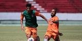 Jogadores do Santa Cruz treinaram no est�dio do Arruda, j� apresentando trabalhos com bola no gramado, sob a supervis�o do t�cnico Itamar Sch�lle. Todos os atletas e os membros da comiss�o t�cnica seguem submetidos �s medidas de afastamento social.