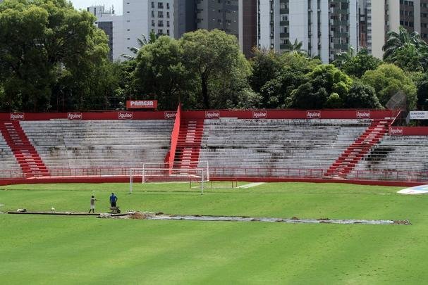 Funcionários do clube trabalham para recuperar o gramado após as fortes chuvas que caíram no Recife