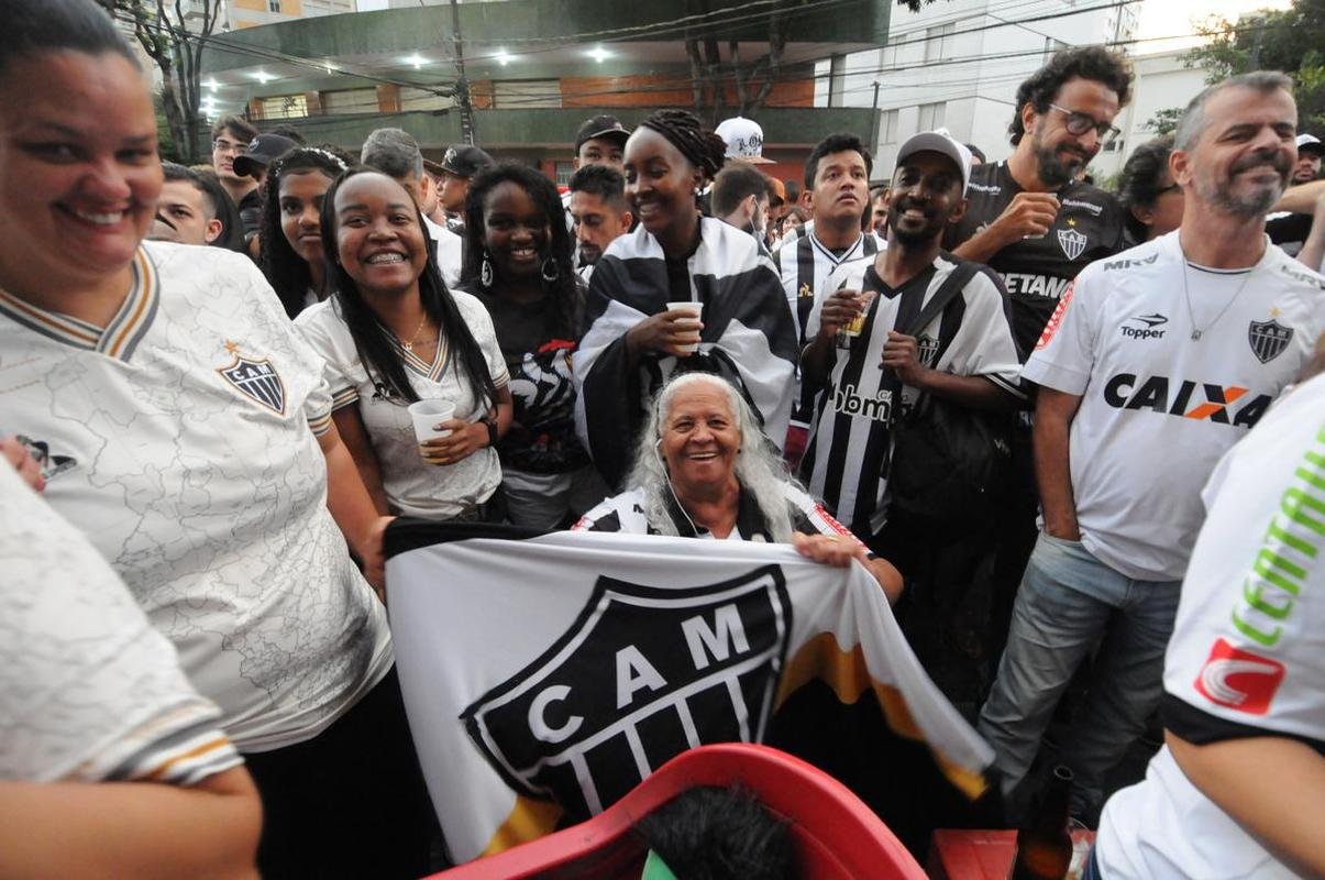 Atleticanos no Bar do Salomo, em BH, durante jogo contra o Bahia. Depois da vitria por 3 a 2 houve muita festa pelo ttulo brasileiro