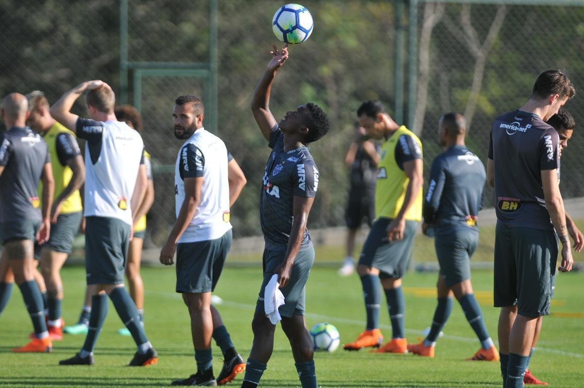 Elenco atleticano fez trabalho ttico orientado por Larghi antes de jogo-treino contra o Coimbra