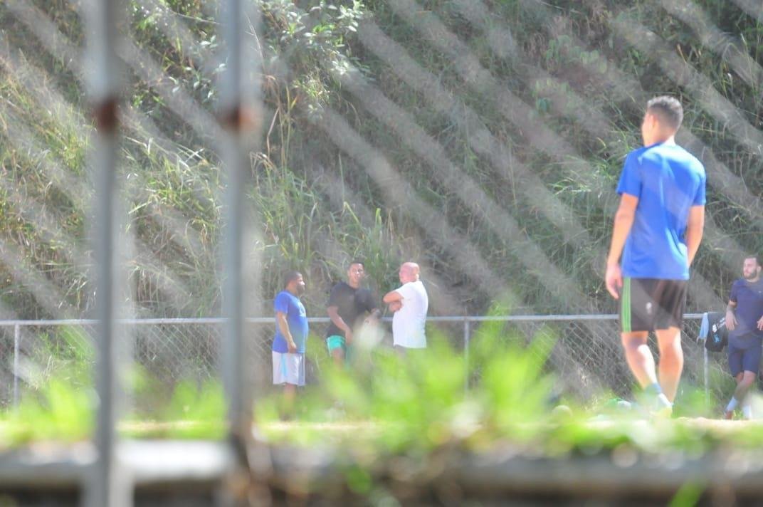 Em meio  pandemia do novo coronavrus, a reportagem do Superesportes / Estado de Minas flagrou nesta tera-feira (14) um treino de futebol no campo de vrzea do Itatiaia, no Bairro Bandeirantes, na Regio da Pampulha, em BH. Jovens entre 16 e 20 anos participam de atividades fsicas sob a superviso de um treinador e um preparador de goleiros. Muitos garotos fazem parte de um projeto social do Santa Luzia Futebol Clube. Parte do grupo foi levado por Luciano Mafra, tcnico da equipe, para trabalhar de maneira independente. (Gladyston Rodrigues/EM/D. A Pres)