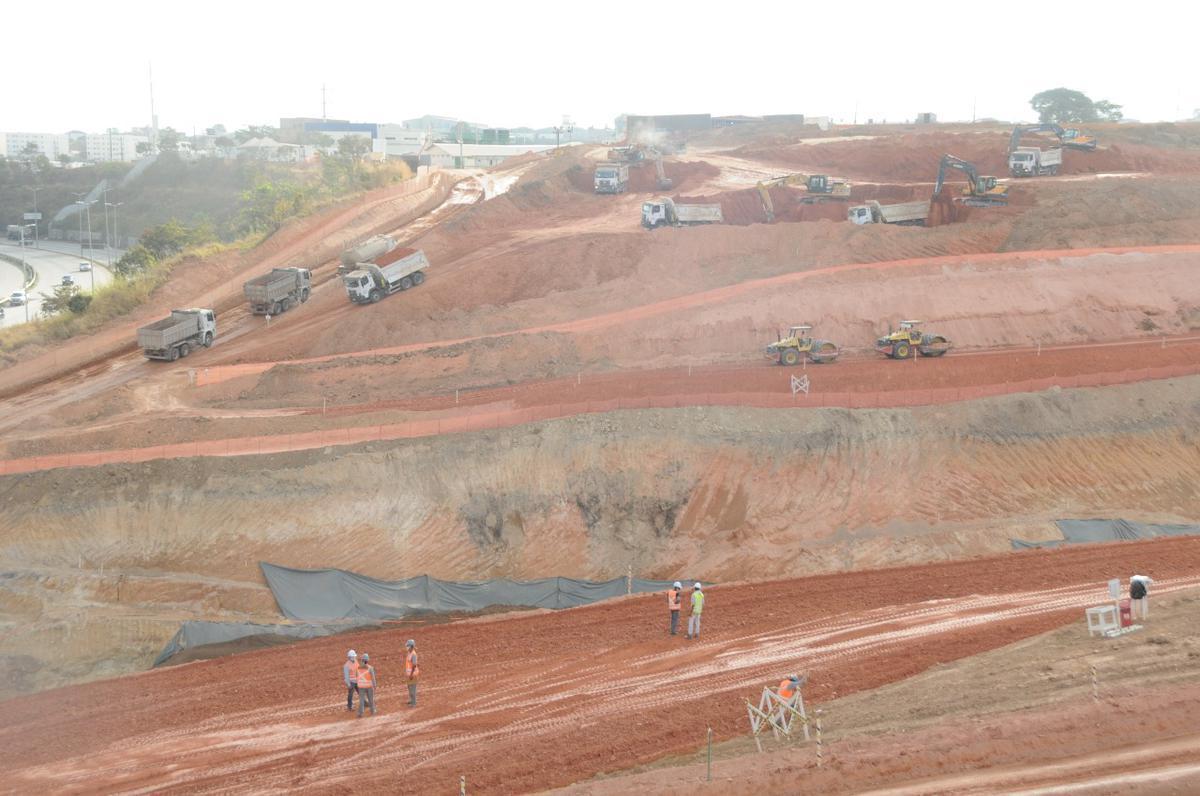 11/8/2020 - Obra de construção da Arena MRV, do Atlético. Além de tratores e caminhões, equipamentos de infraestrutura e tubulações começam a fazer parte da paisagem no terreno onde será erguido o estádio do Galo no Bairro Califórnia, em Belo Horizonte. Já são 113 dias de trabalho. (Juarez Rodrigues/EM/D. A Press)