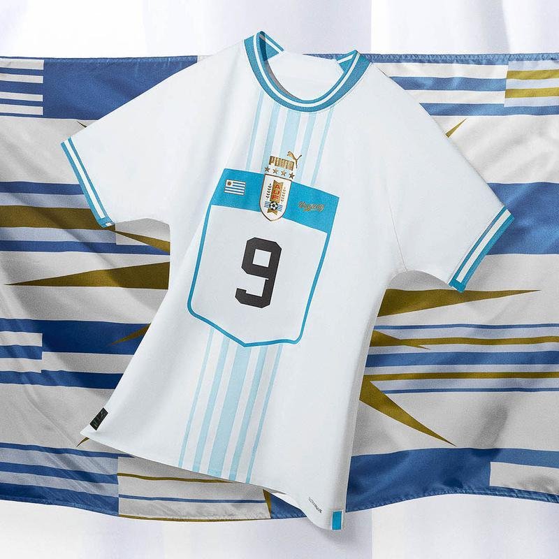 A camisa II do Uruguai para a Copa do Mundo  branca e foi produzida pela Puma