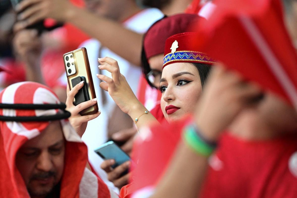 Imagens dos torcedores no jogo entre Dinamarca e Tunsia, pelo Grupo D da Copa do Mundo.