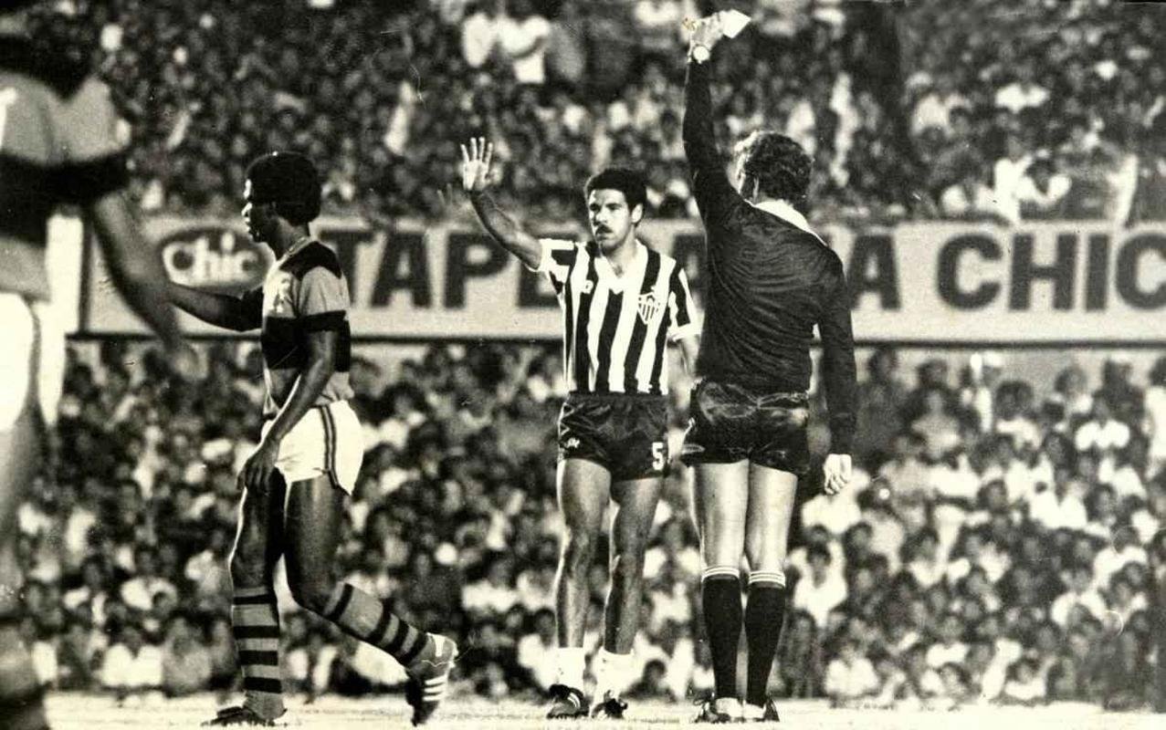 Em 1981, os rivais voltaram a se enfrentar, desta vez pela Copa Libertadores. O jogo ficou marcado negativamente na histria do Alvinegro. Empatados na primeira fase, Atltico e Flamengo foram para o jogo de desempate, que aconteceu no Serra Dourada, em Goinia. O rbitro Jos Roberto Wright expulsou Reinaldo, craque atleticano, aps falta em Zico, e iniciou uma grande confuso. Ainda levaram o carto vermelho: der Aleixo, Chico, Palhinha e Cerezo. O nmero de expulses fez com que o rbitro encerasse a partida antes do tempo previsto. O Rubro-Negro avanou de fase, conquistou o ttulo sul-americano e tambm foi campeo mundial no fim do ano.