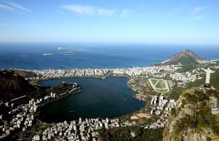 Localizada no corao da cidade, a Lagoa Rodrigo de Freitas recebeu um per temporrio, com capacidade para 10 mil espectadores perto da chegada das provas. Local receber provas de remo e canoagem velocidade