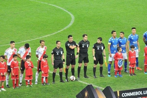 As melhores fotos do duelo entre Cruzeiro e River Plate, no Mineiro, pela Copa Libertadores 2019