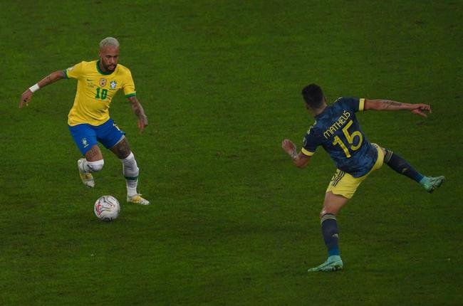 Brasil e Colmbia se enfrentaram no Estdio Nilton Santos, pelo Grupo B da Copa Amrica