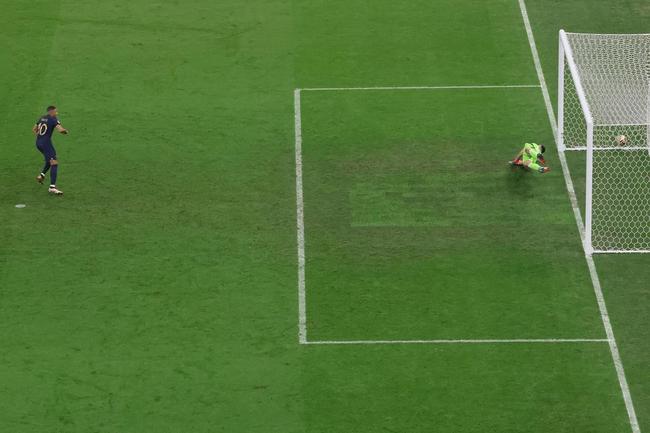 Mbapp faz o primeiro gol da Frana na final contra a Argentina e reduz vantagem do rival para 2 a 1. O francs cobrou pnalti cometido por Otamendi