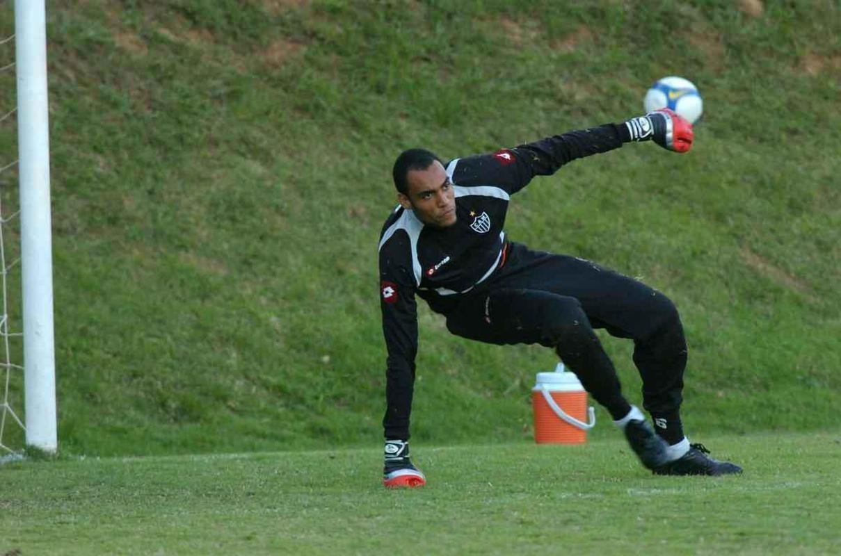 Bruno Fuso - 2009: o goleiro revelado pelo Galo aproveitou a chance ap�s les�o de Juninho e falhas de Edson, mas tamb�m cometeu seus deslizes. Jogou apenas 10 partidas pelo Galo e sofreu 15 gols. Deixou o clube no fim da temporada e acertou com o Oeste em 2010.