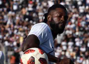 Atacante togolês usou as redes sociais para informar por meio de um vídeo o fim da carreira, que, segundo ele, 'foi uma jornada incrível'