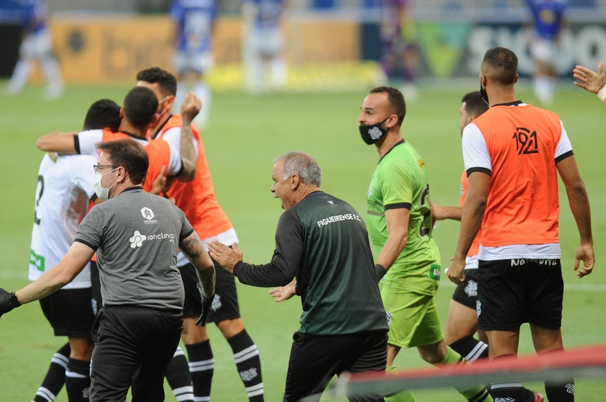 Tcnico Jorginho comemora o golao de Leo Artur