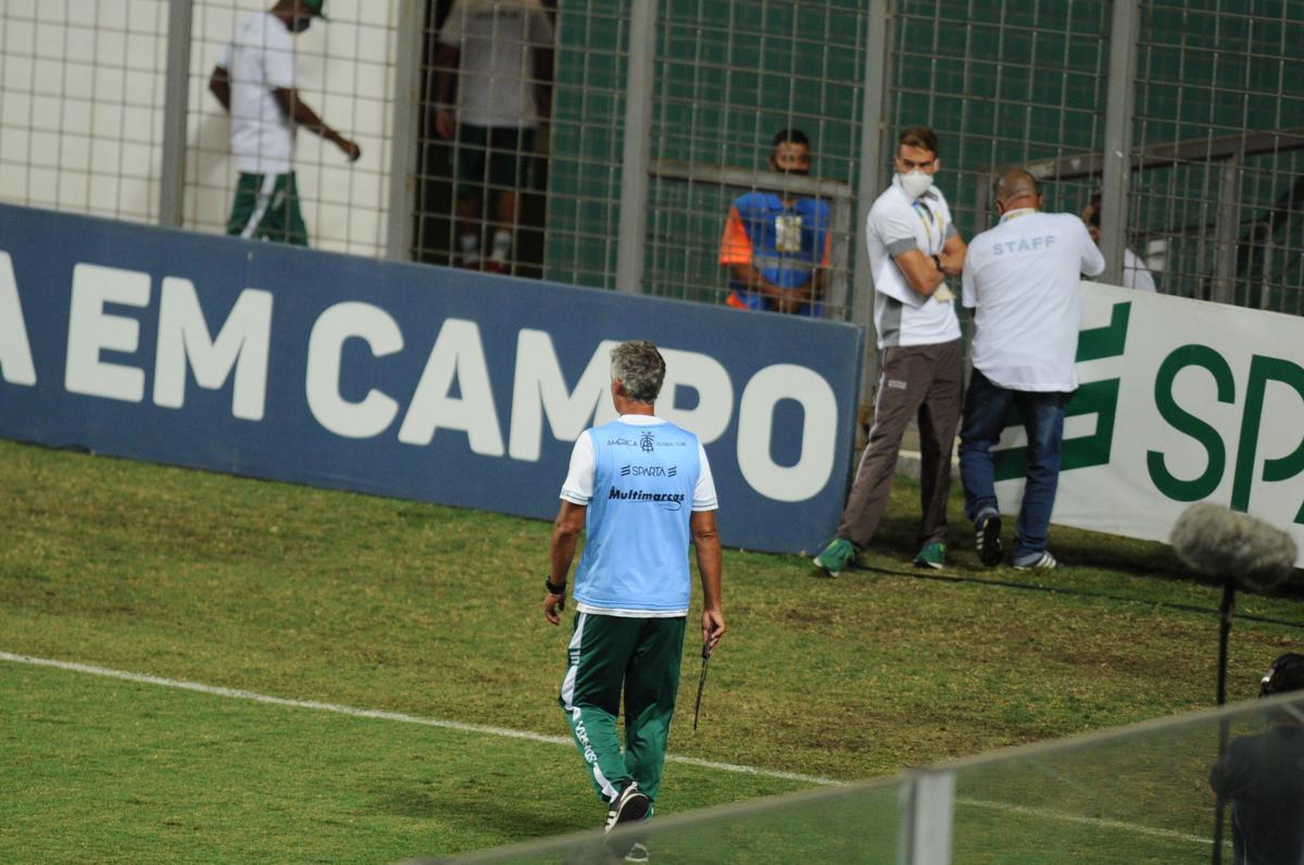 Depois da vitria por 2 a 1, jogadores do Amrica acompanharam pela TV o triunfo da Chape sobre o Confiana, por 3 a 1. O ttulo ficou com os catarinenses e deixou os americanos arrasados no Independncia. O tcnico Lisca era um dos mais abatidos na sada do campo.