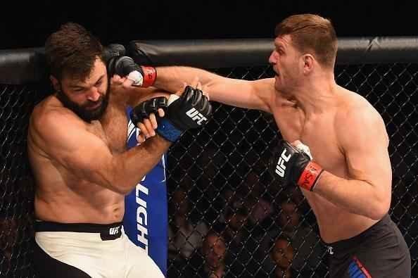 Stipe Miocic venceu Andrei Arlovski por nocaute técnico no primeiro round
