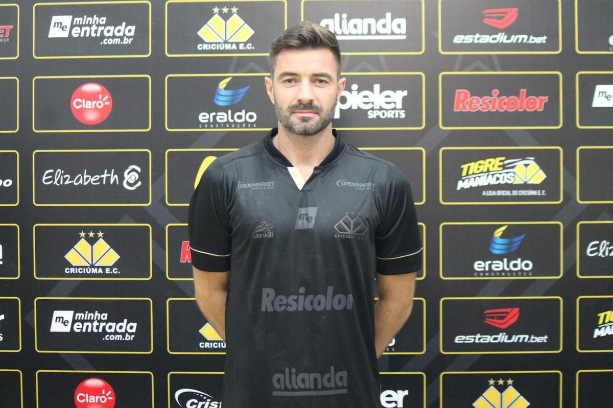 Lombardi: Entre os comandados de Itamar Schlle, ex-tcnico do Santa Cruz, h um conhecido da torcida alvirrubra. Rodrigo Lombardi, experiente zagueiro de 38 anos, que realizou 26 jogos pelo Timbu, reforou o Tigre em outubro, mesmo ms que sua sada do Alvirrubro fora confirmada. Embora seja um dos atletas mais veteranos do Cricima, Lombardi, das cinco partidas realizadas, foi titular em trs - inclusive no jogo que garantiu a permanncia do clube catarinense na Terceirona, contra o classificado Brusque.