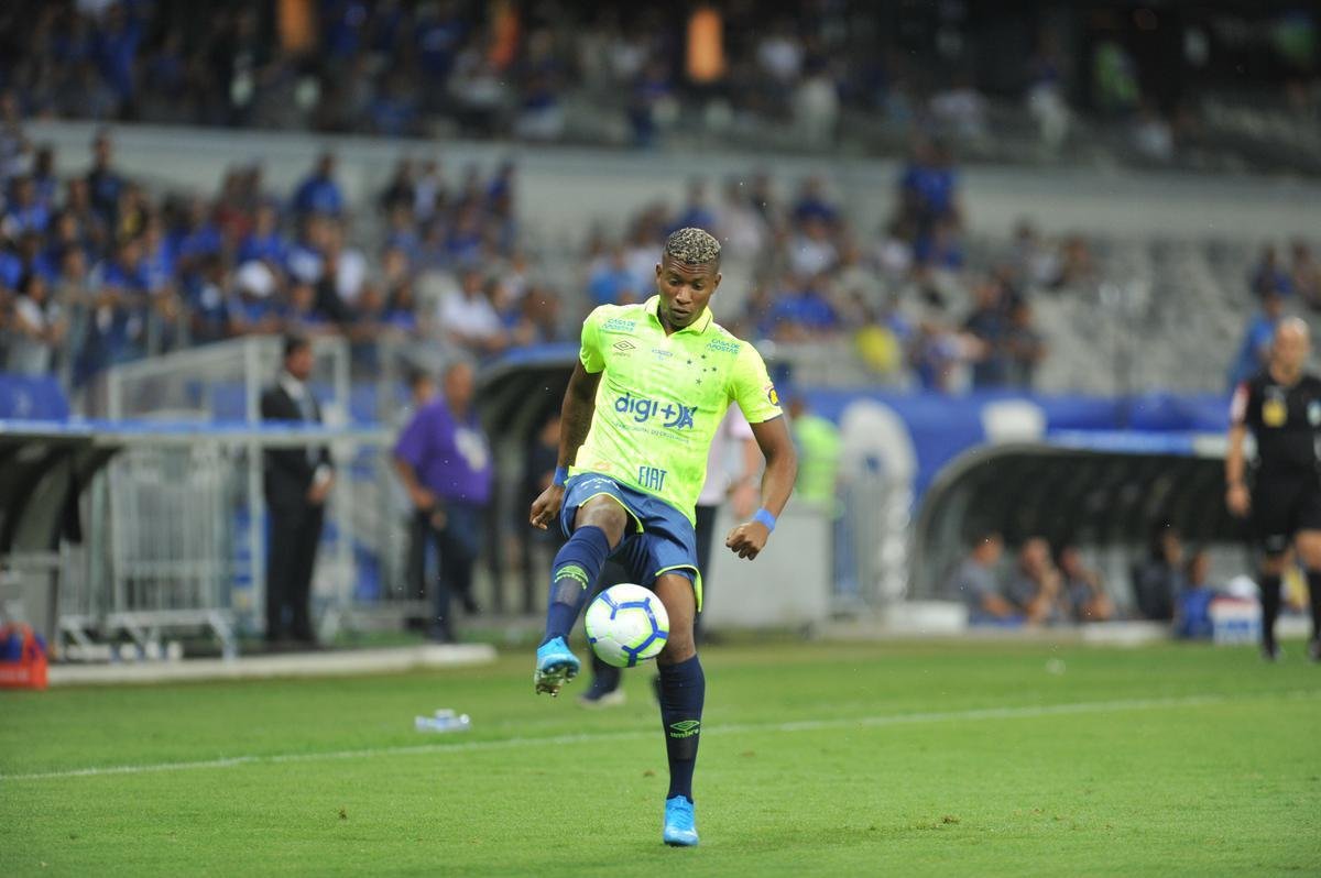 Cruzeiro estreou terceiro uniforme, o ltimo produzido pela Umbro