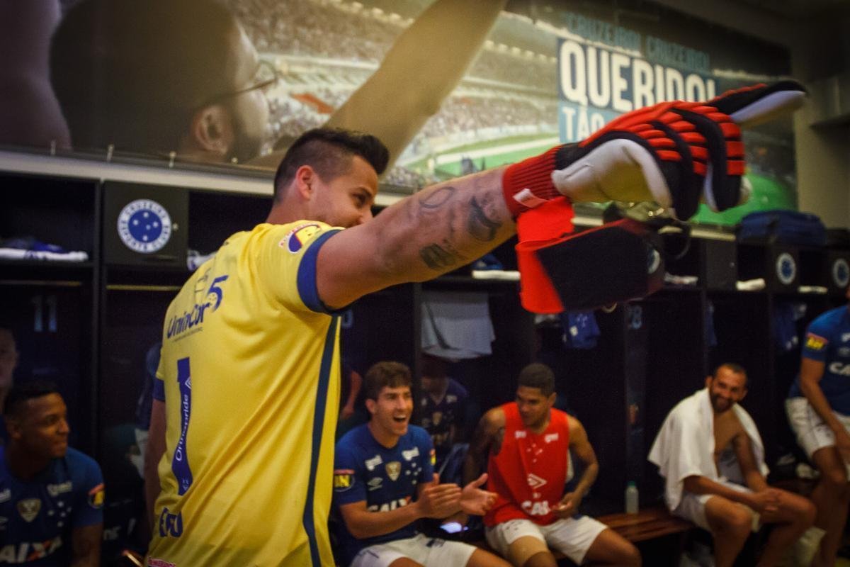 Fotgrafo oficial do Cruzeiro registrou momentos no vestirio do clube aps jogo com o Santos e classificao s semifinais da Copa do Brasil