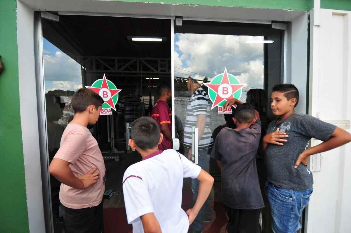 Torcedores do Boa Esporte foram na tarde desta tera-feira ao Estdio Municipal Rubro Negro para tirar selfies com o goleiro Bruno. Jogador realizou teste fsicos no local