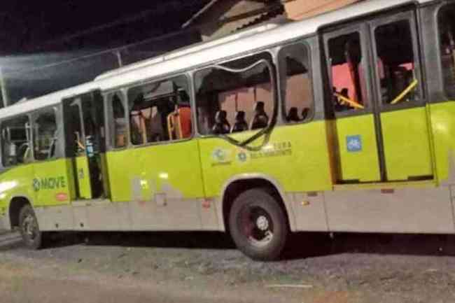 Ônibus da linha 6350 ficou destruído após ataques de integrantes de torcida organizada do Cruzeiro