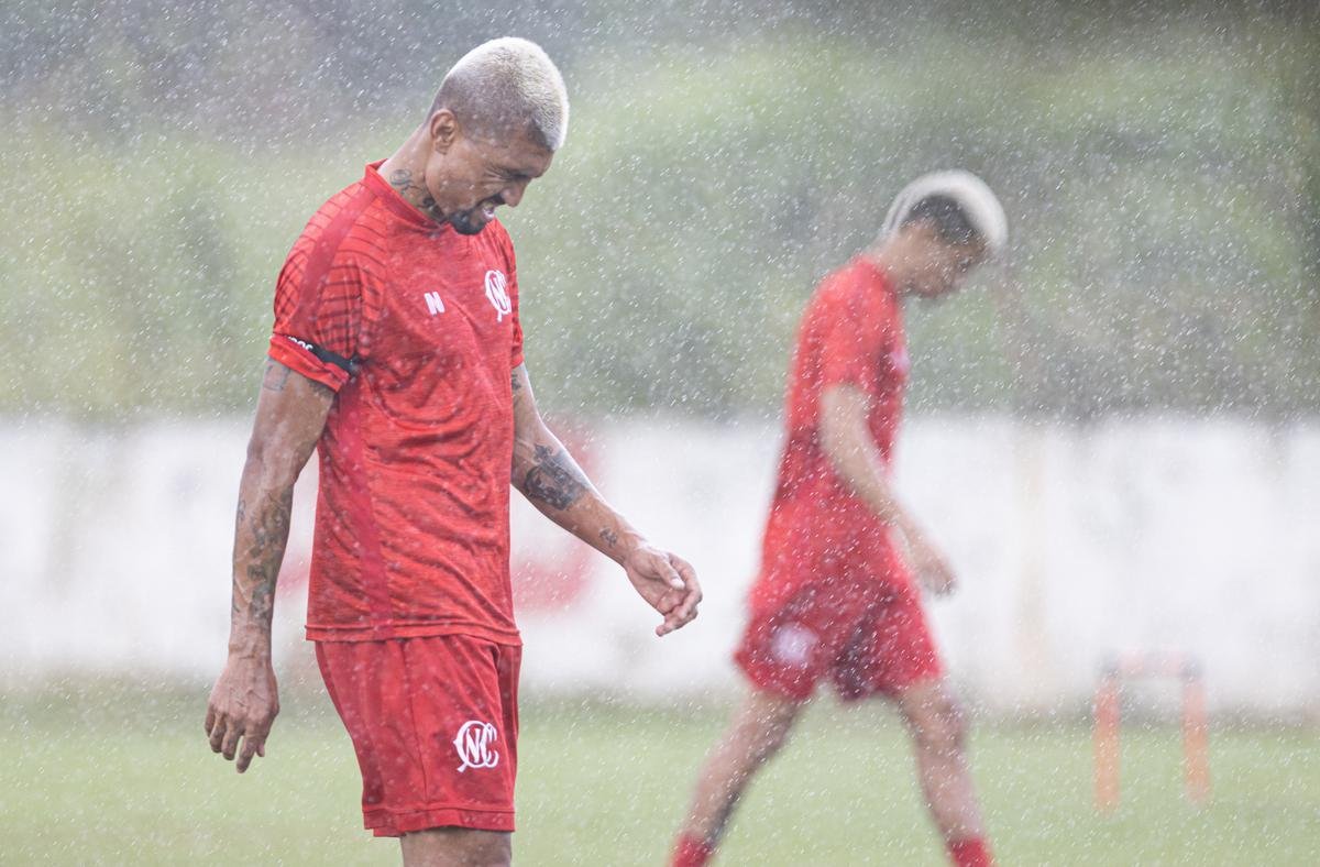 Jogadores do Náutico seguem trainando no CT Wilson Campos, sob a supervisão do técnico Gimar Dal Pozzo. Atletas e membros da comissão técnica são submetidos às medidas de saúde para evitar o contato e gerar possível foco de Covid-19.