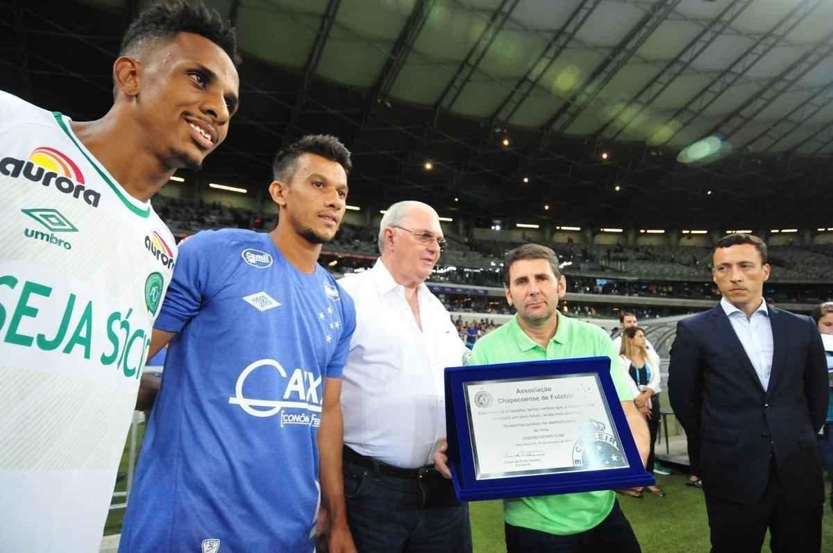 Chapecoense foi homenageada pelo Cruzeiro e pelos torcedores que compareceram ao Mineiro