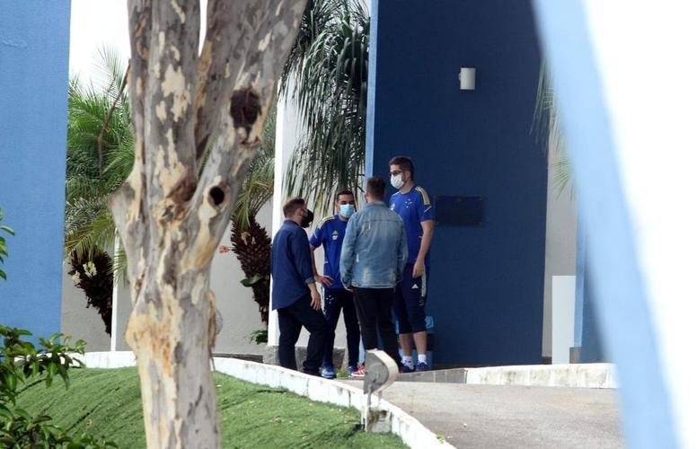 Comissão do Cruzeiro conversando em dia de reapresentação do elenco na Toca da Raposa II