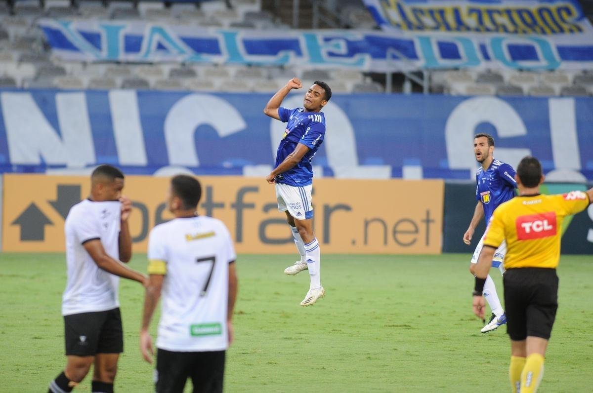 Airton chutou de fora da rea e empatou para o Cruzeiro: 1 a 1