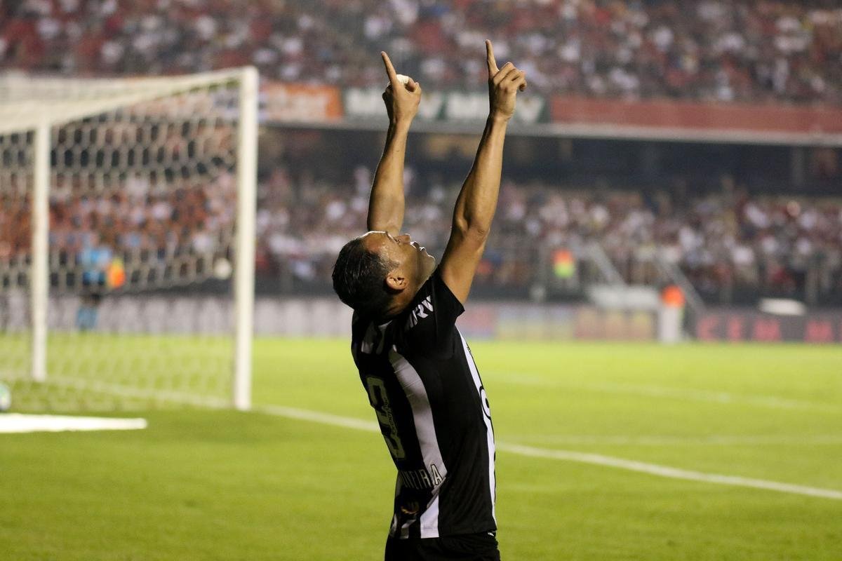 Atlético saiu atrás, conseguiu virada com Róger Guedes e Ricardo Oliveira, mas cedeu empate no Morumbi