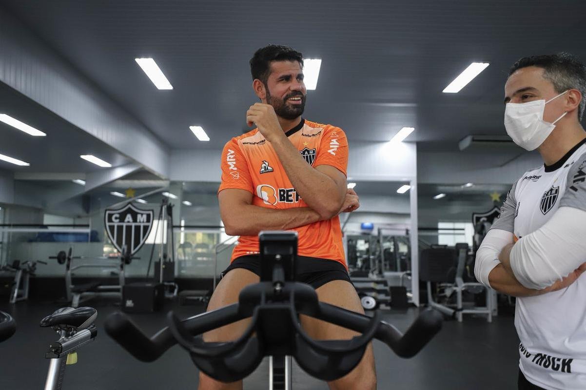Diego Costa posa com as camisas 1 e 2 do Atltico, faz exames e atividades na academia da Cidade do Galo