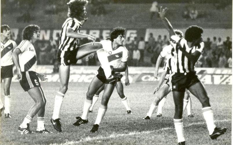 O último confronto entre Atlético e River Plate aconteceu no Torneio de 20 anos do Mineirão. O Galo foi eliminado pelos argentinos nos pênaltis, após empate por 1 a 1 no tempo normal.