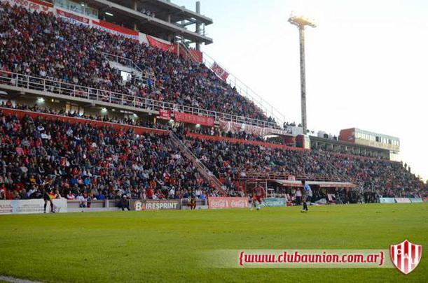 O estádio é conhecido por ser um caldeirão, com arquibancadas coladas no gramado