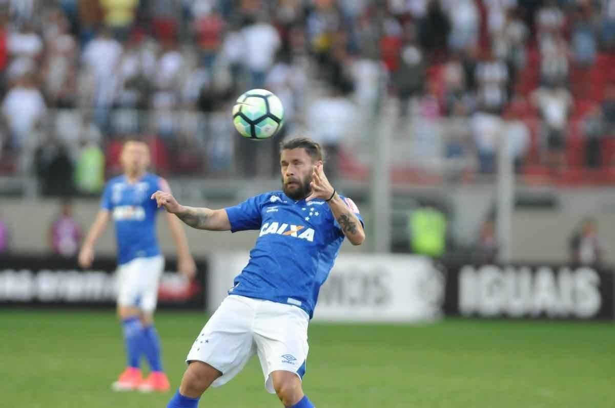 Ainda no primeiro tempo, o Atltico virou, com gols de Cazares, de falta, e Fred: 2 a 1