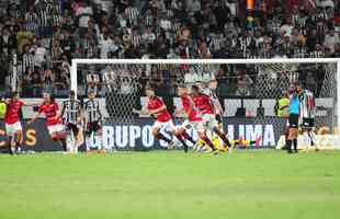 Atltico e Brasil de Pelotas-RS se enfrentaram nesta quarta-feira (12/4), no Mineiro, pela ida da terceira fase da Copa do Brasil