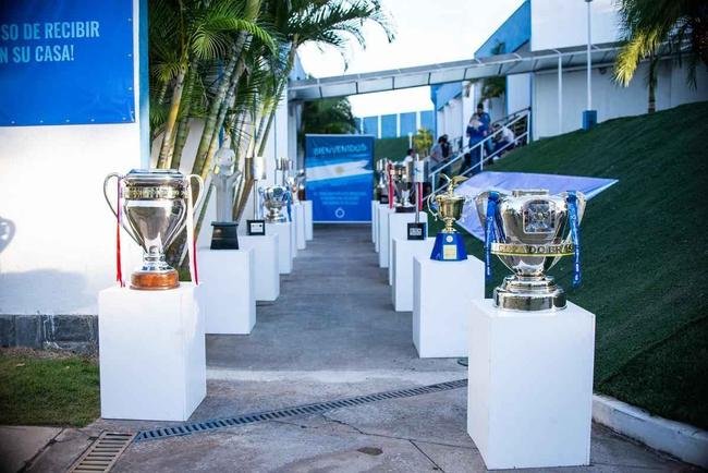 Cruzeiro preparou corredor com trofus de ttulos do clube para receber Seleo Argentina na Toca