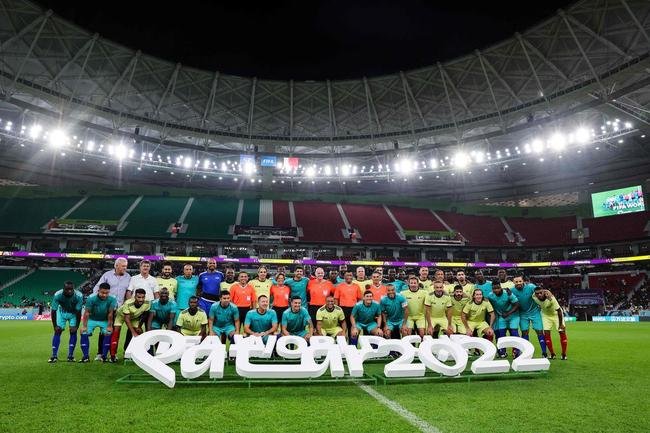 Jogo festivo entre lendas das Copas do Mundo reuniu �dolos do futebol como Materazzi, Essien, Michel Salgado, Seedorf, Jorge Campos, Terry, Del Piero, Vieri, Makelele, Deco, Zanetti, Batistuta, Mario Kempes, Cafu e Roberto Carlos no Est�dio Al Thumama e teve presidente da Fifa Gianni Infantino como �rbitro