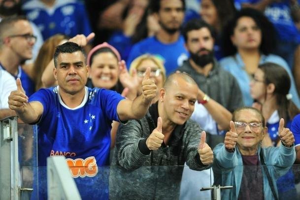 Lances do primeiro tempo de Cruzeiro x Athletico-PR, no Mineiro, pela 12 rodada do Brasileiro; time paranaense saiu na frente na etapa inicial com gol de pnalti do lateral Jonathan