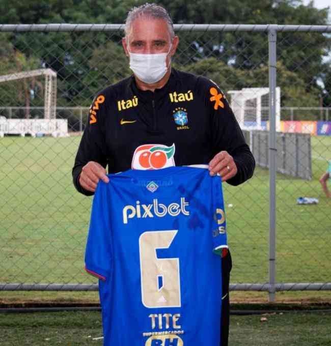 Tite recebeu camisa 6 do Cruzeiro na Toca da Raposa II
