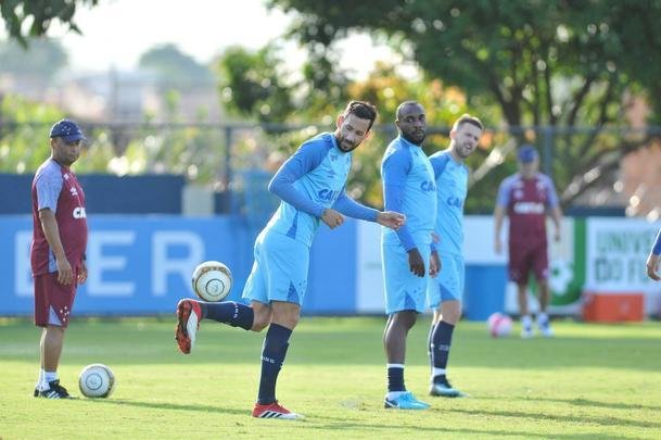 Jogadores do Cruzeiro durante treino desta sexta-feira na Toca da Raposa II
