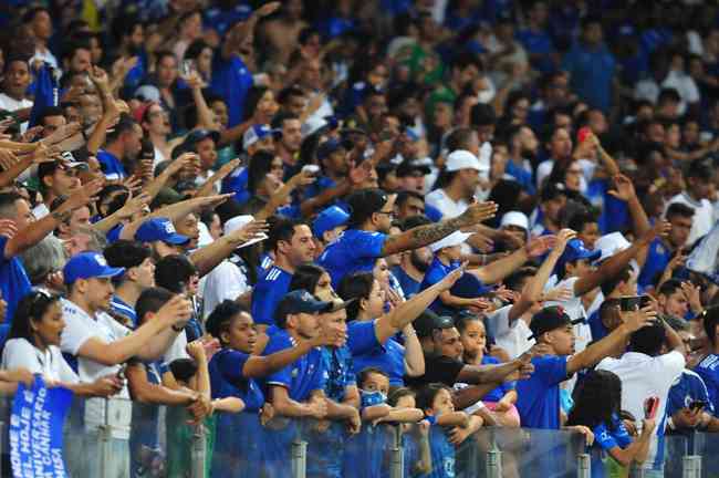 Criança que pediu comida para PM ganha ingressos para jogo do Cruzeiro no  Mineirão - Lance!